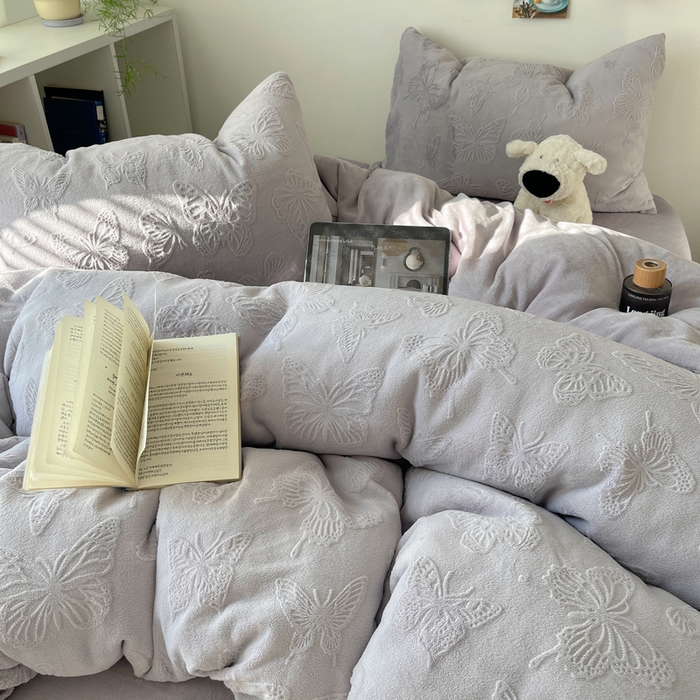 91家纺网 家纺一手货源 找家纺 （总）六巷胡同 2025新款INS博主风蝴蝶雕花A类牛奶绒四件套