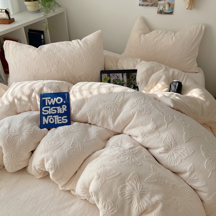 六巷胡同 2025新款INS博主风蝴蝶雕花A类牛奶绒四件套 雕花绒-蝴蝶白