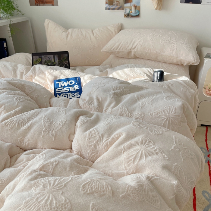 91家纺网 家纺一手货源 找家纺 六巷胡同 2025新款INS博主风蝴蝶雕花A类牛奶绒四件套 雕花绒-蝴蝶白