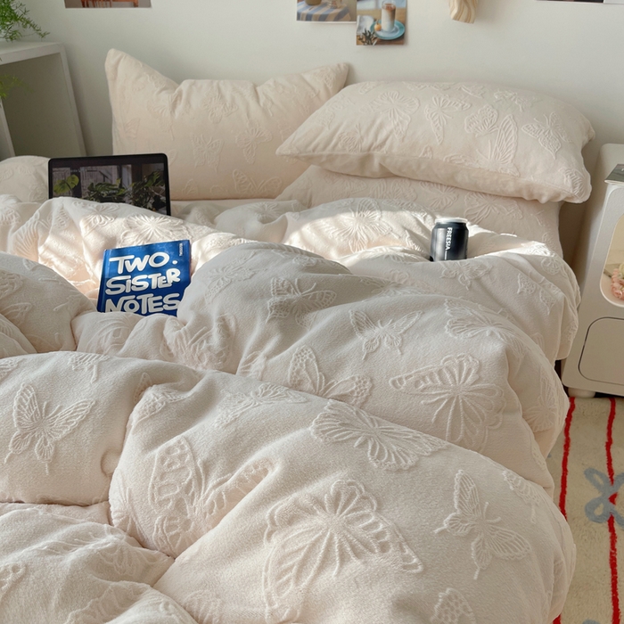 91家纺网 家纺一手货源 找家纺 六巷胡同 2025新款INS博主风蝴蝶雕花A类牛奶绒四件套 雕花绒-蝴蝶白