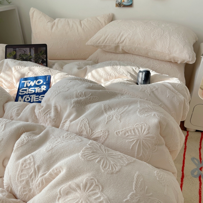 91家纺网 家纺一手货源 找家纺 六巷胡同 2025新款INS博主风蝴蝶雕花A类牛奶绒四件套 雕花绒-蝴蝶白