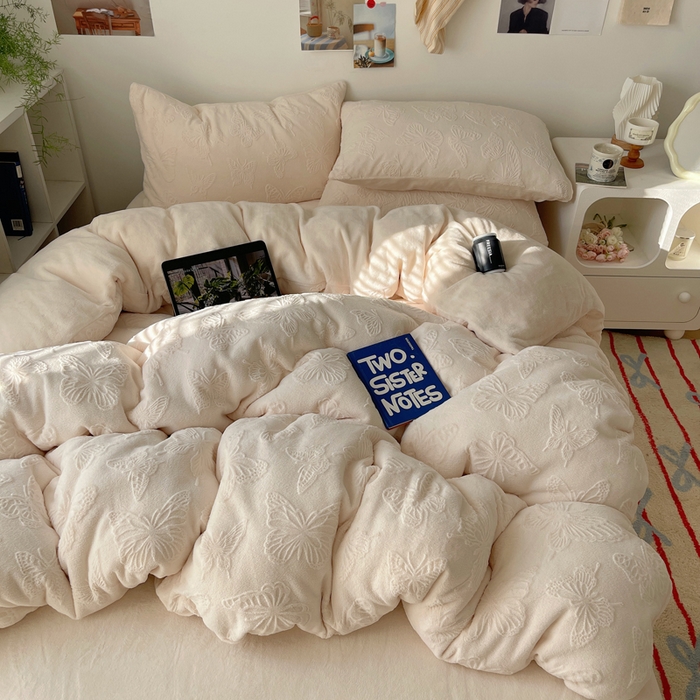 91家纺网 家纺一手货源 找家纺 六巷胡同 2025新款INS博主风蝴蝶雕花A类牛奶绒四件套 雕花绒-蝴蝶白