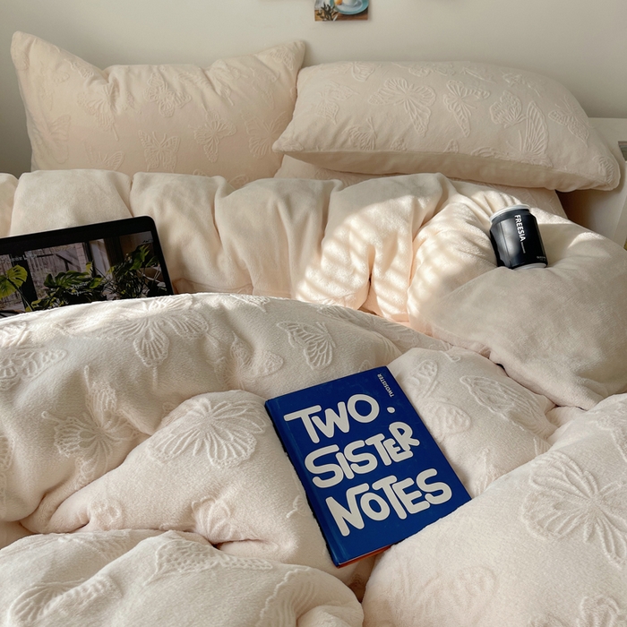 91家纺网 家纺一手货源 找家纺 六巷胡同 2025新款INS博主风蝴蝶雕花A类牛奶绒四件套 雕花绒-蝴蝶白