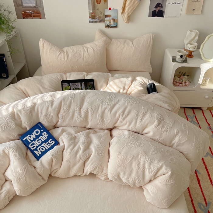 91家纺网 家纺一手货源 找家纺 六巷胡同 2025新款INS博主风蝴蝶雕花A类牛奶绒四件套 雕花绒-蝴蝶白