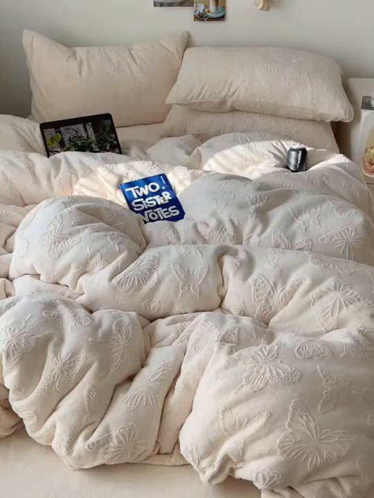 91家纺网 家纺一手货源 找家纺 六巷胡同 2025新款INS博主风蝴蝶雕花A类牛奶绒四件套 雕花绒-蝴蝶白