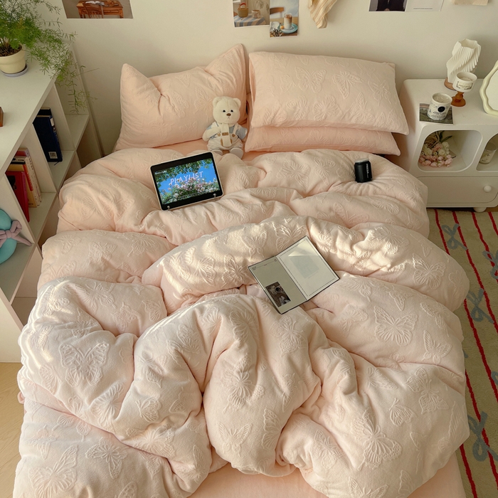 91家纺网 家纺一手货源 找家纺 六巷胡同 2025新款INS博主风蝴蝶雕花A类牛奶绒四件套 雕花绒-蝴蝶粉