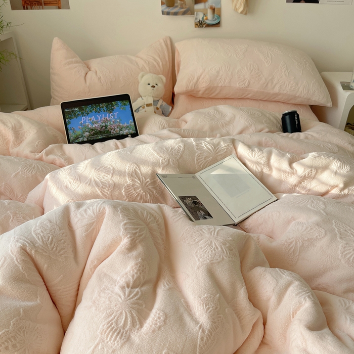 91家纺网 家纺一手货源 找家纺 六巷胡同 2025新款INS博主风蝴蝶雕花A类牛奶绒四件套 雕花绒-蝴蝶粉