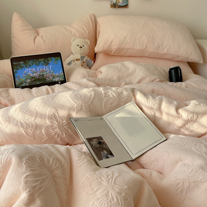 91家纺网 家纺一手货源 找家纺 六巷胡同 2025新款INS博主风蝴蝶雕花A类牛奶绒四件套 雕花绒-蝴蝶粉