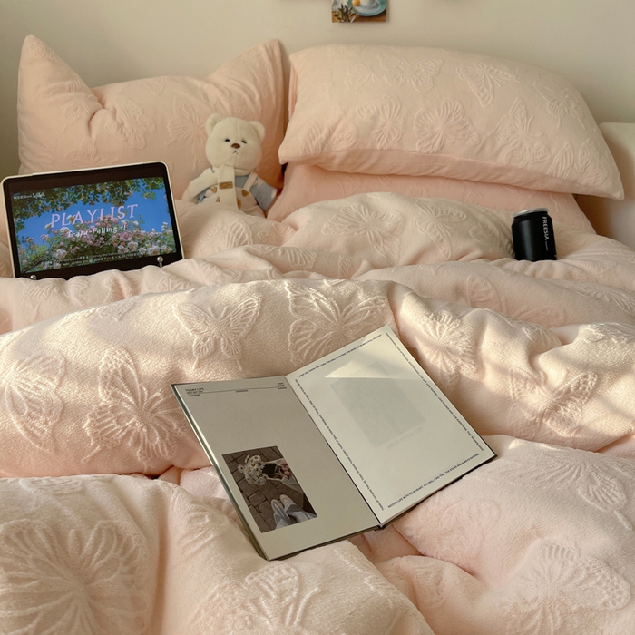 91家纺网 家纺一手货源 找家纺 六巷胡同 2025新款INS博主风蝴蝶雕花A类牛奶绒四件套 雕花绒-蝴蝶粉