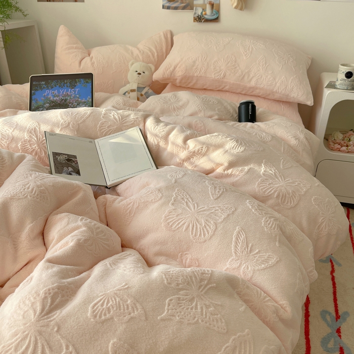 91家纺网 家纺一手货源 找家纺 六巷胡同 2025新款INS博主风蝴蝶雕花A类牛奶绒四件套 雕花绒-蝴蝶粉