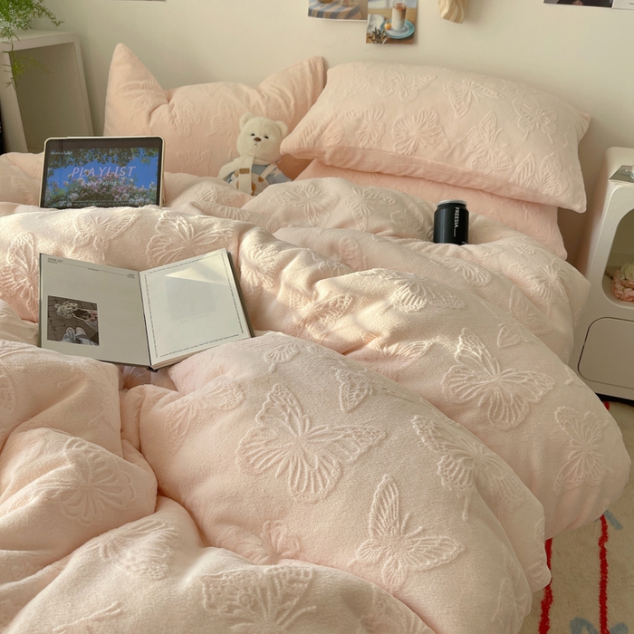 91家纺网 家纺一手货源 找家纺 六巷胡同 2025新款INS博主风蝴蝶雕花A类牛奶绒四件套 雕花绒-蝴蝶粉