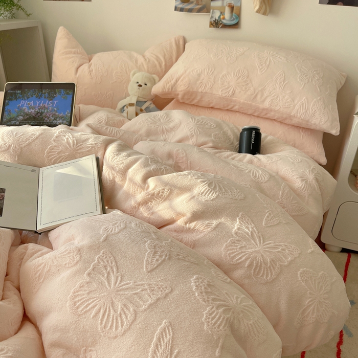 91家纺网 家纺一手货源 找家纺 六巷胡同 2025新款INS博主风蝴蝶雕花A类牛奶绒四件套 雕花绒-蝴蝶粉