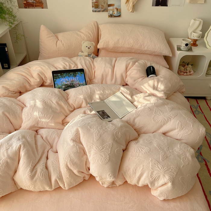 91家纺网 家纺一手货源 找家纺 六巷胡同 2025新款INS博主风蝴蝶雕花A类牛奶绒四件套 雕花绒-蝴蝶粉