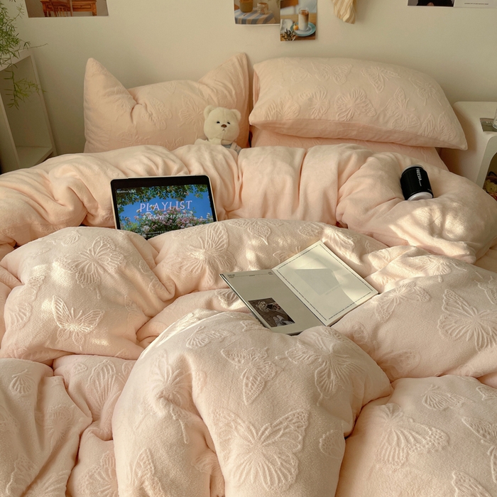 91家纺网 家纺一手货源 找家纺 六巷胡同 2025新款INS博主风蝴蝶雕花A类牛奶绒四件套 雕花绒-蝴蝶粉