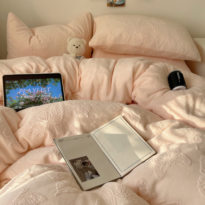 91家纺网 家纺一手货源 找家纺 六巷胡同 2025新款INS博主风蝴蝶雕花A类牛奶绒四件套 雕花绒-蝴蝶粉