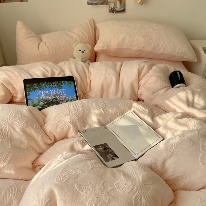 91家纺网 家纺一手货源 找家纺 六巷胡同 2025新款INS博主风蝴蝶雕花A类牛奶绒四件套 雕花绒-蝴蝶粉