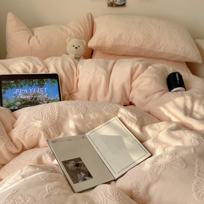 91家纺网 家纺一手货源 找家纺 六巷胡同 2025新款INS博主风蝴蝶雕花A类牛奶绒四件套 雕花绒-蝴蝶粉