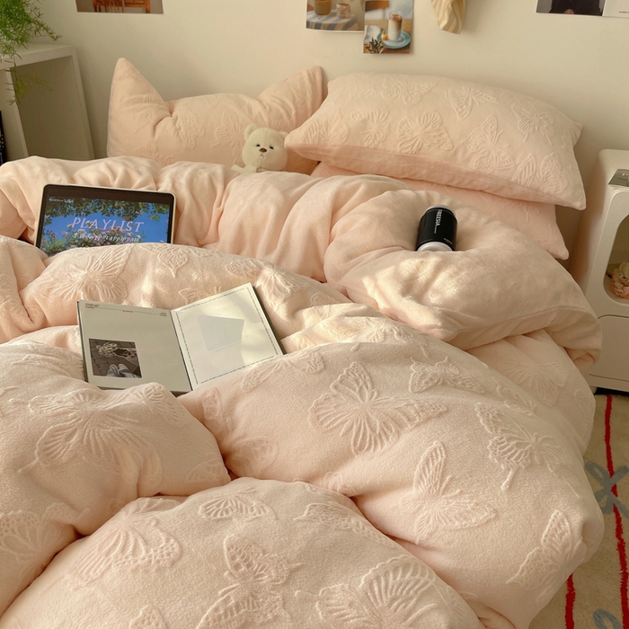 91家纺网 家纺一手货源 找家纺 六巷胡同 2025新款INS博主风蝴蝶雕花A类牛奶绒四件套 雕花绒-蝴蝶粉