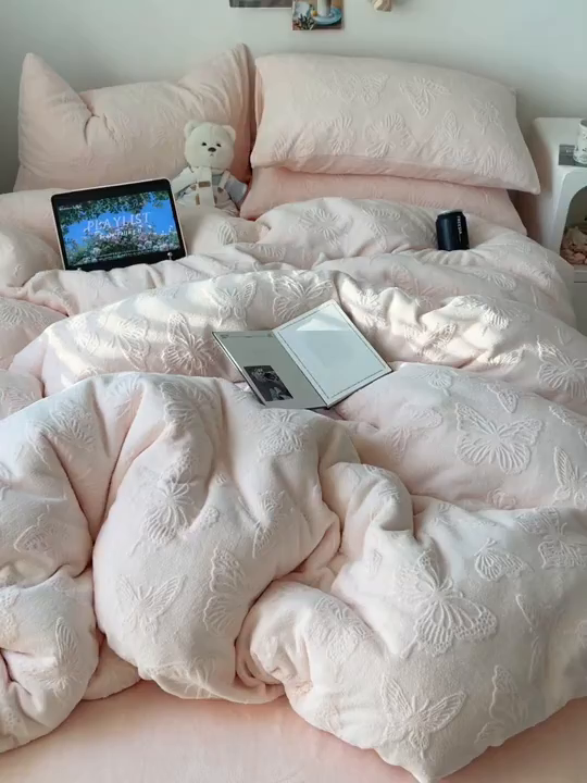 91家纺网 家纺一手货源 找家纺 六巷胡同 2025新款INS博主风蝴蝶雕花A类牛奶绒四件套 雕花绒-蝴蝶粉