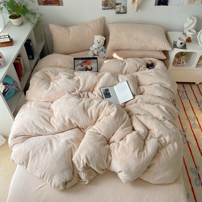 91家纺网 家纺一手货源 找家纺 六巷胡同 2025新款INS博主风蝴蝶雕花A类牛奶绒四件套 雕花绒-蝴蝶咖