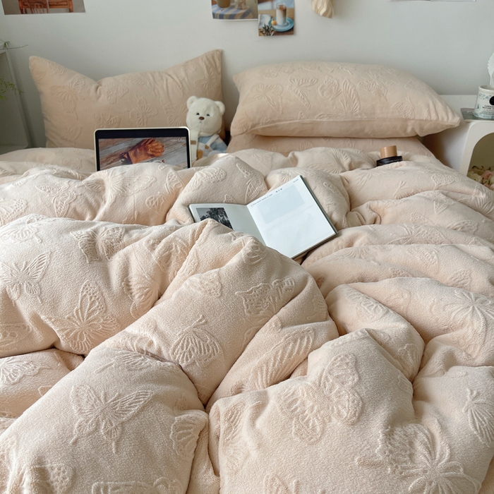 91家纺网 家纺一手货源 找家纺 六巷胡同 2025新款INS博主风蝴蝶雕花A类牛奶绒四件套 雕花绒-蝴蝶咖