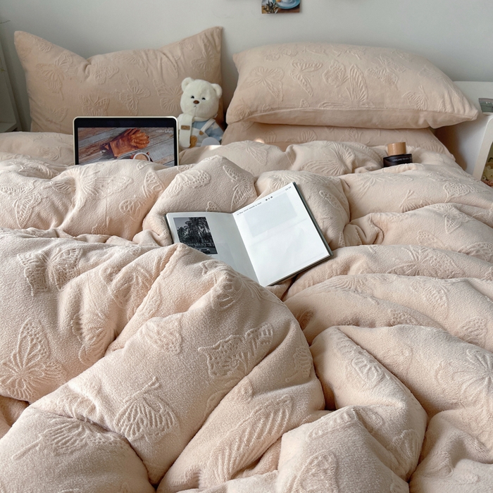 91家纺网 家纺一手货源 找家纺 六巷胡同 2025新款INS博主风蝴蝶雕花A类牛奶绒四件套 雕花绒-蝴蝶咖