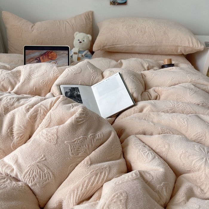 91家纺网 家纺一手货源 找家纺 六巷胡同 2025新款INS博主风蝴蝶雕花A类牛奶绒四件套 雕花绒-蝴蝶咖