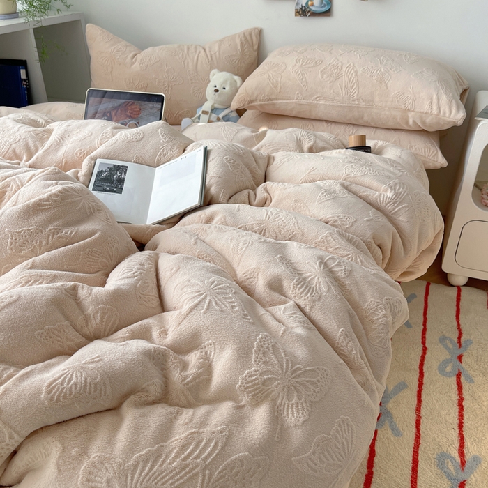 91家纺网 家纺一手货源 找家纺 六巷胡同 2025新款INS博主风蝴蝶雕花A类牛奶绒四件套 雕花绒-蝴蝶咖