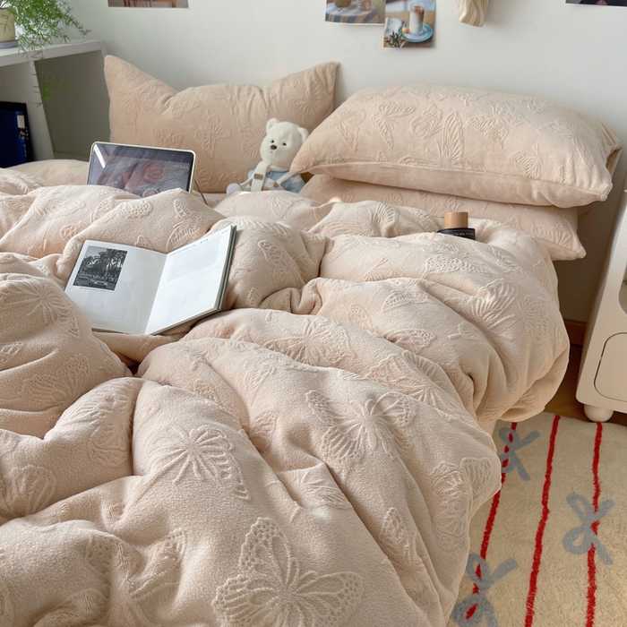 91家纺网 家纺一手货源 找家纺 六巷胡同 2025新款INS博主风蝴蝶雕花A类牛奶绒四件套 雕花绒-蝴蝶咖