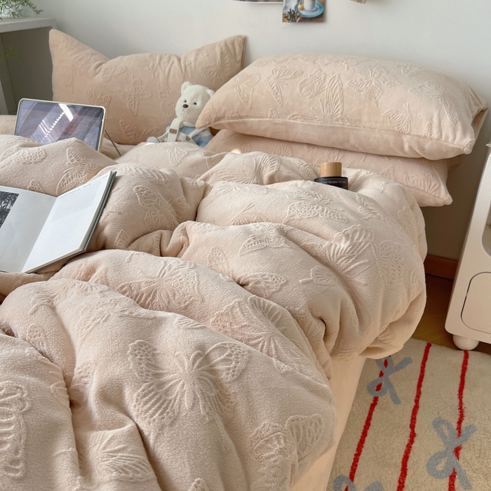 91家纺网 家纺一手货源 找家纺 六巷胡同 2025新款INS博主风蝴蝶雕花A类牛奶绒四件套 雕花绒-蝴蝶咖