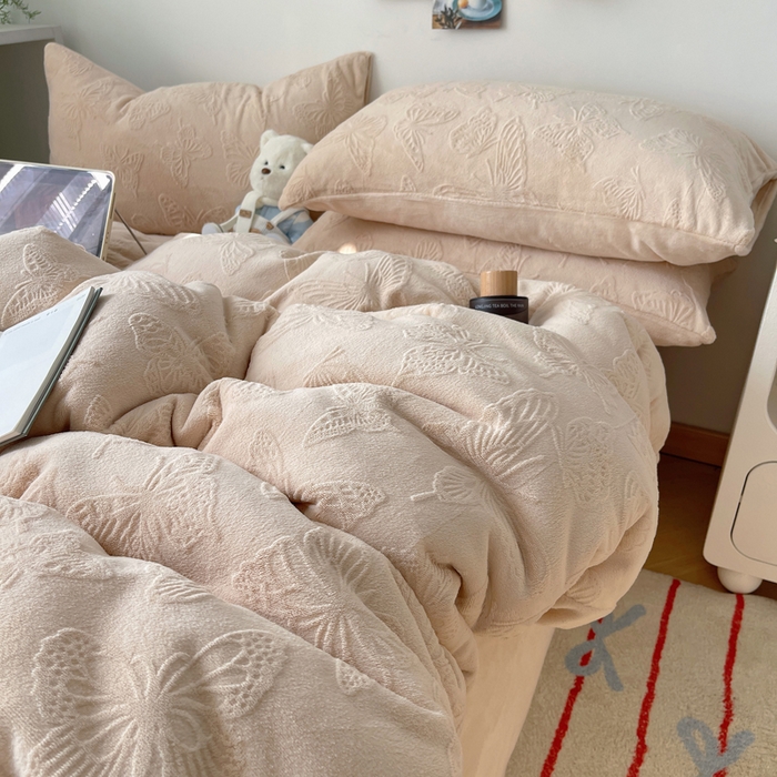 91家纺网 家纺一手货源 找家纺 六巷胡同 2025新款INS博主风蝴蝶雕花A类牛奶绒四件套 雕花绒-蝴蝶咖