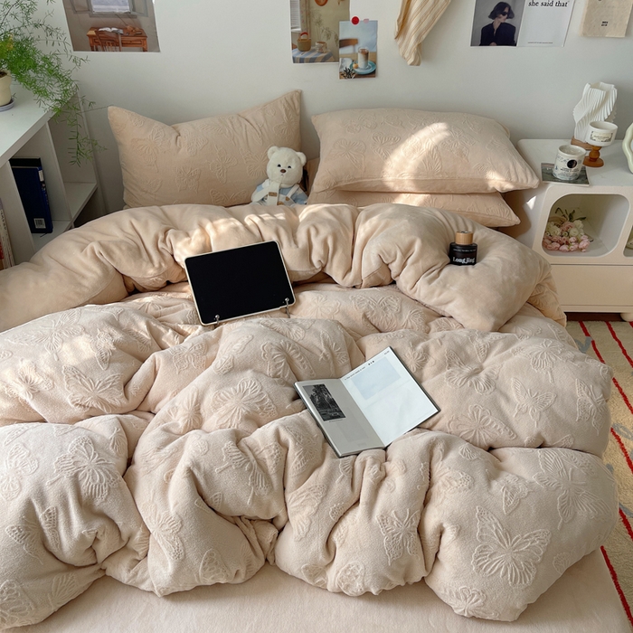 91家纺网 家纺一手货源 找家纺 六巷胡同 2025新款INS博主风蝴蝶雕花A类牛奶绒四件套 雕花绒-蝴蝶咖