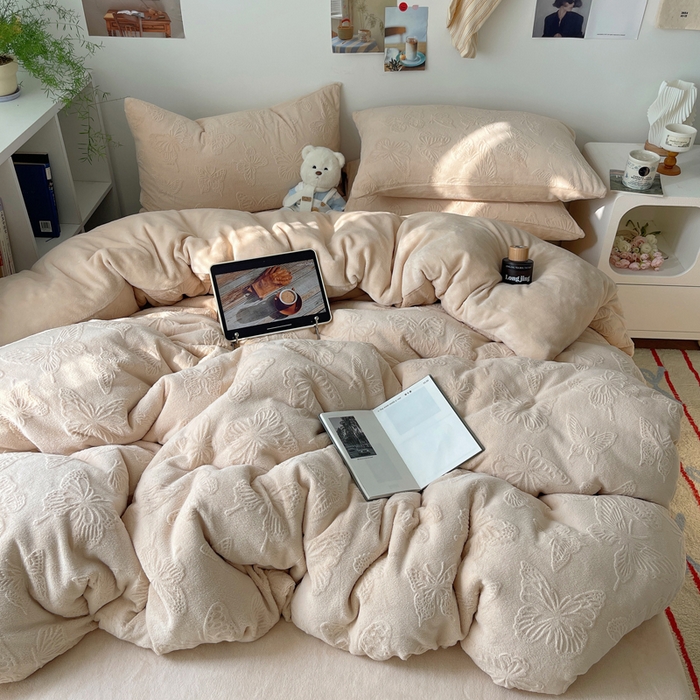 91家纺网 家纺一手货源 找家纺 六巷胡同 2025新款INS博主风蝴蝶雕花A类牛奶绒四件套 雕花绒-蝴蝶咖