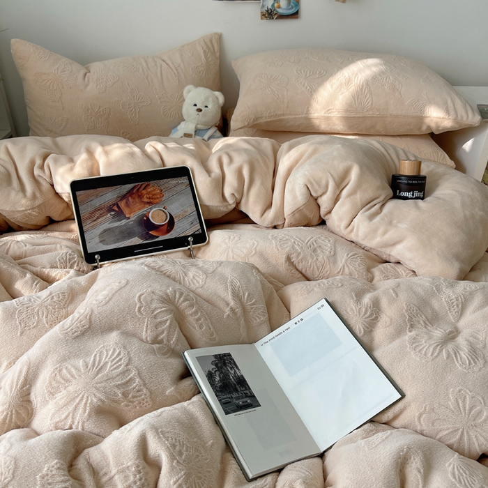 91家纺网 家纺一手货源 找家纺 六巷胡同 2025新款INS博主风蝴蝶雕花A类牛奶绒四件套 雕花绒-蝴蝶咖