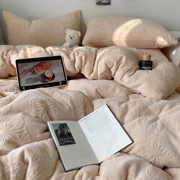 91家纺网 家纺一手货源 找家纺 六巷胡同 2025新款INS博主风蝴蝶雕花A类牛奶绒四件套 雕花绒-蝴蝶咖