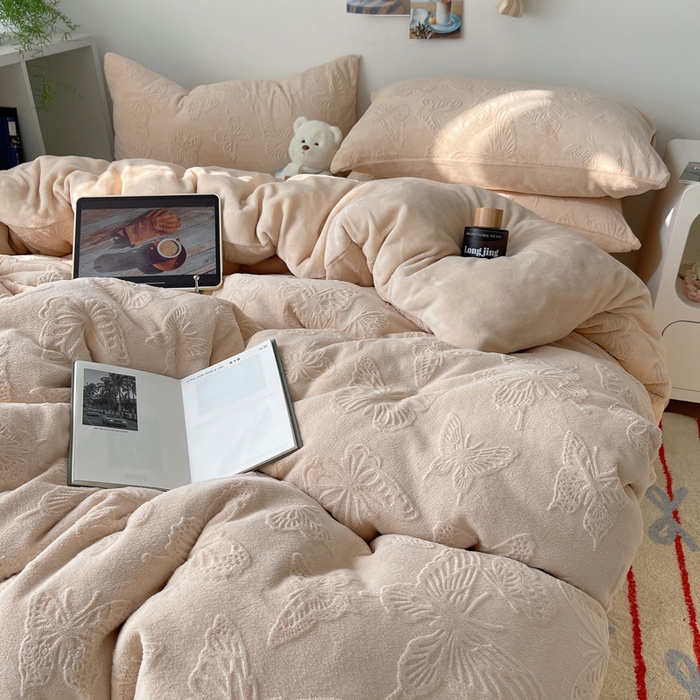 91家纺网 家纺一手货源 找家纺 六巷胡同 2025新款INS博主风蝴蝶雕花A类牛奶绒四件套 雕花绒-蝴蝶咖