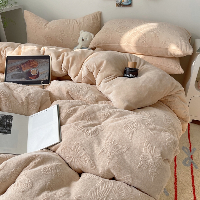 91家纺网 家纺一手货源 找家纺 六巷胡同 2025新款INS博主风蝴蝶雕花A类牛奶绒四件套 雕花绒-蝴蝶咖