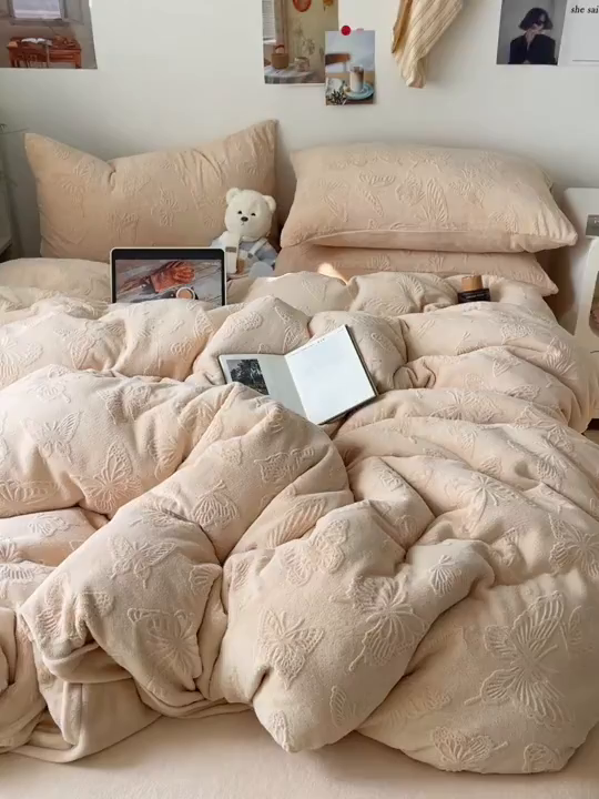 91家纺网 家纺一手货源 找家纺 六巷胡同 2025新款INS博主风蝴蝶雕花A类牛奶绒四件套 雕花绒-蝴蝶咖