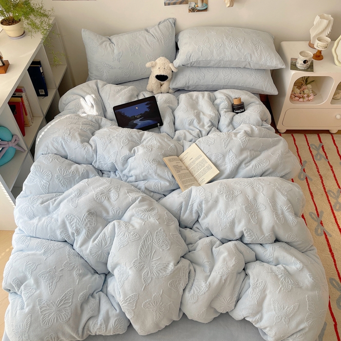 91家纺网 家纺一手货源 找家纺 六巷胡同 2025新款INS博主风蝴蝶雕花A类牛奶绒四件套 雕花绒-蝴蝶蓝