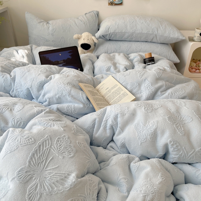 91家纺网 家纺一手货源 找家纺 六巷胡同 2025新款INS博主风蝴蝶雕花A类牛奶绒四件套 雕花绒-蝴蝶蓝