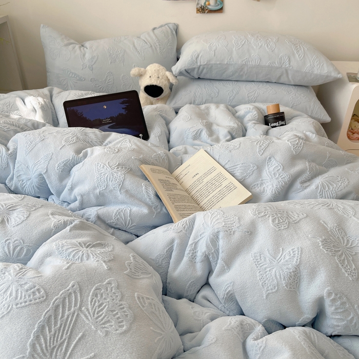 91家纺网 家纺一手货源 找家纺 六巷胡同 2025新款INS博主风蝴蝶雕花A类牛奶绒四件套 雕花绒-蝴蝶蓝