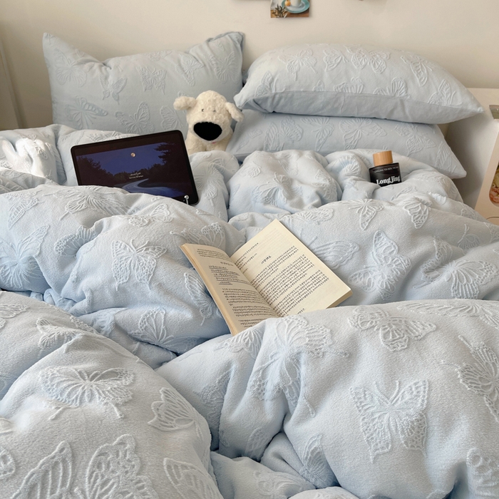 91家纺网 家纺一手货源 找家纺 六巷胡同 2025新款INS博主风蝴蝶雕花A类牛奶绒四件套 雕花绒-蝴蝶蓝