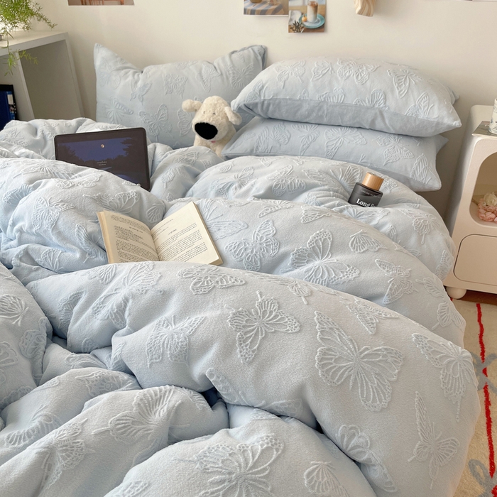 91家纺网 家纺一手货源 找家纺 六巷胡同 2025新款INS博主风蝴蝶雕花A类牛奶绒四件套 雕花绒-蝴蝶蓝