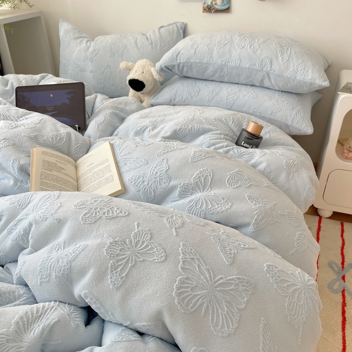 91家纺网 家纺一手货源 找家纺 六巷胡同 2025新款INS博主风蝴蝶雕花A类牛奶绒四件套 雕花绒-蝴蝶蓝