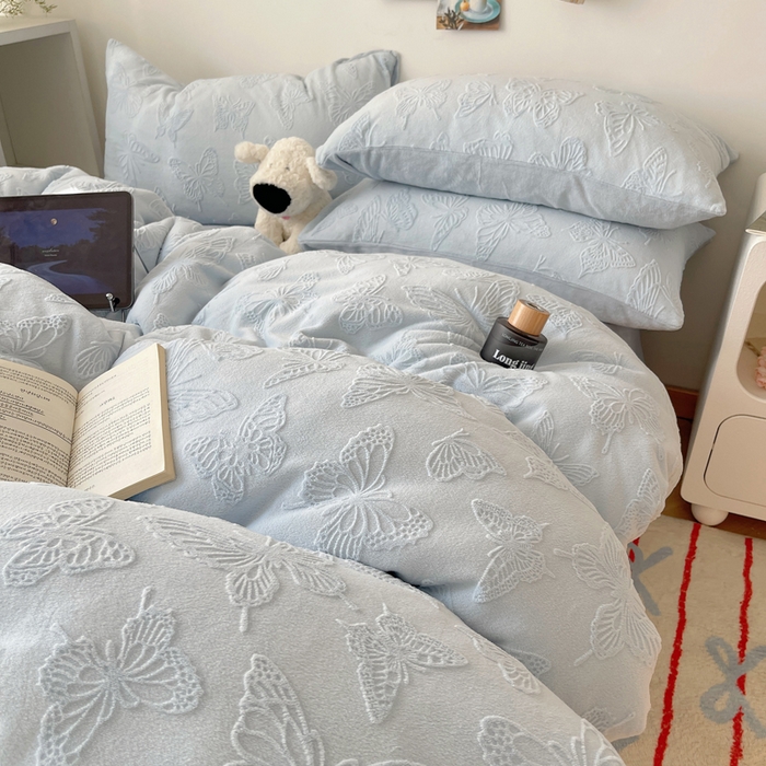 91家纺网 家纺一手货源 找家纺 六巷胡同 2025新款INS博主风蝴蝶雕花A类牛奶绒四件套 雕花绒-蝴蝶蓝