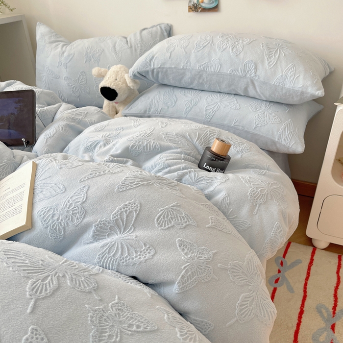 91家纺网 家纺一手货源 找家纺 六巷胡同 2025新款INS博主风蝴蝶雕花A类牛奶绒四件套 雕花绒-蝴蝶蓝