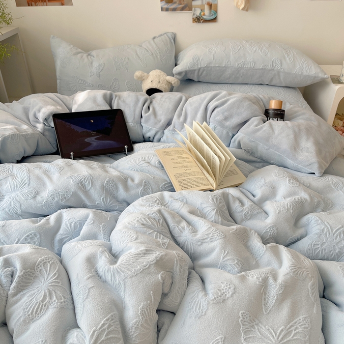 91家纺网 家纺一手货源 找家纺 六巷胡同 2025新款INS博主风蝴蝶雕花A类牛奶绒四件套 雕花绒-蝴蝶蓝