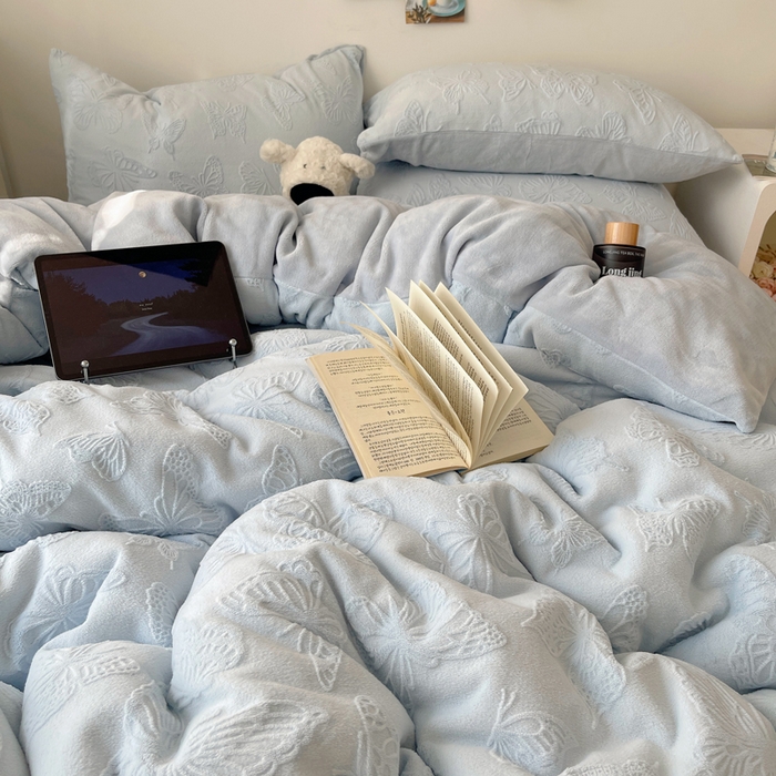 91家纺网 家纺一手货源 找家纺 六巷胡同 2025新款INS博主风蝴蝶雕花A类牛奶绒四件套 雕花绒-蝴蝶蓝