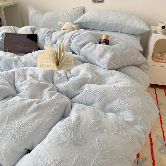 91家纺网 家纺一手货源 找家纺 六巷胡同 2025新款INS博主风蝴蝶雕花A类牛奶绒四件套 雕花绒-蝴蝶蓝