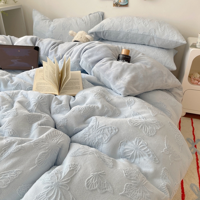 91家纺网 家纺一手货源 找家纺 六巷胡同 2025新款INS博主风蝴蝶雕花A类牛奶绒四件套 雕花绒-蝴蝶蓝